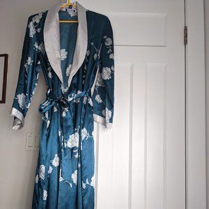 Silky kimono bathrobe